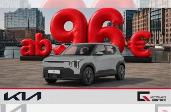 Ein grauer Kia EV2 steht vor einer großen roten Werbetafel mit dem Text ab 96€ in einer Stadt