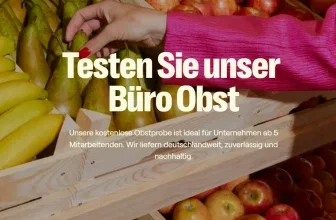 Eine Hand mit roten Nägeln greift in einen Korb mit Birnen, im Hintergrund weitere Früchte.
