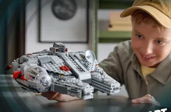 Junge mit Kappe hält LEGO Millennium Falcon, Smart Play Logo und 885 Teile