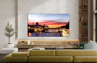 Ein 65-Zoll-LG-OLED-TV in einem modernen Wohnzimmer mit gelber Couch und einer Stadtlandschaft auf dem Bildschirm.