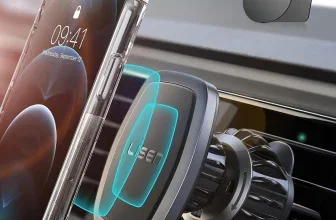 Ein Smartphone in einer durchsichtigen Hülle, das an einer schwarzen Auto-Luftklimaanlage mit einem runden Magneten und einem Lüftungsgitter befestigt ist.