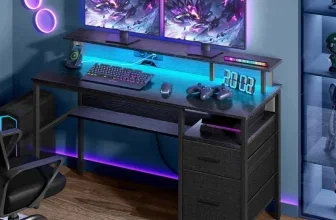 Ein dunkler Schreibtisch mit zwei Monitoren, Tastatur, Maus und anderen Geräten, mit blau und violett leuchtenden Streifen.