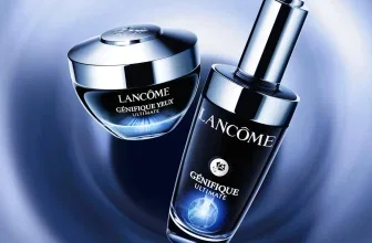Ein dunkelblaues, glänzendes Flakon mit Lancôme Génifique Ultimate Serum daneben ein schwarzes, silbernes Döschen mit Augenpflege-Creme