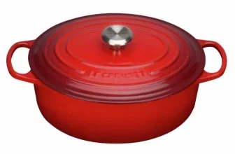 Ein roter Le Creuset Bräter Oval 31cm SIGNATURE mit Deckel und zwei Griffen