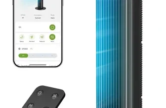 Ein schwarzer Turmventilator mit blauem Licht, ein Smartphone mit der dazugehörigen App und eine Fernbedienung auf weißem Hintergrund.
