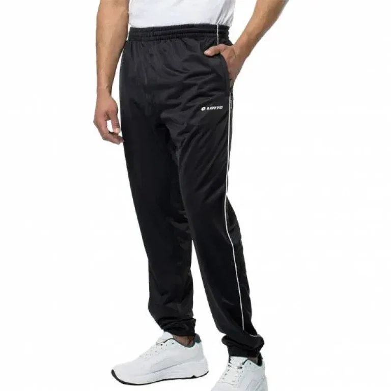 Mann trägt schwarze Trainingshose mit weißem T-Shirt und weißen Schuhen