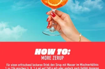 Ein Glas orangener Cocktail mit Eis und Orangenscheiben, gehalten von einer Hand mit roten Nägeln vor blauem Himmel.