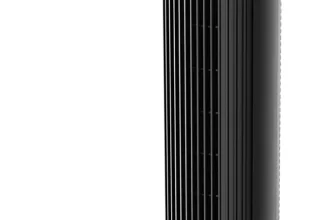 Ein schwarzer Turmventilator mit Fernbedienung auf weißem Hintergrund