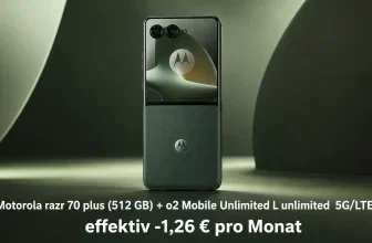Ein grünes Motorola razr 70 plus mit aktiviertem Display, auf dem das Motorola-Logo abgebildet ist.