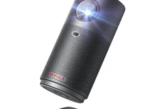 Ein schwarzer, zylindrischer Mini-Beamer mit dem NEBULA-Logo und einem Objektiv, das einen hellen Lichtstrahl aussendet.