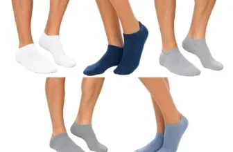 Ein Bild zeigt sechs Beine mit Socken in verschiedenen Farben
