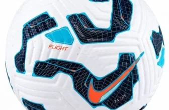Ein weißer Fußball mit schwarzen und blauen Mustern und einem orangefarbenen Nike-Logo.