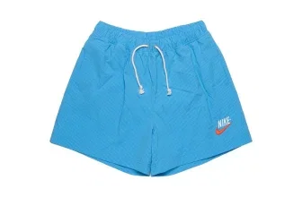 Ein Paar blaue Shorts mit weißer Schnur und Nike-Logo
