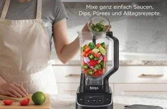 Eine Frau in einer Küche mit einem Mixer und verschiedenen Zutaten