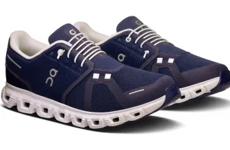 Ein Paar dunkelblaue Sneaker mit weißer Sohle und weißen Schnürsenkeln