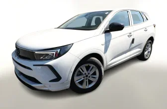 Ein weißer Opel Grandland auf hellem Hintergrund, leicht von oben fotografiert.