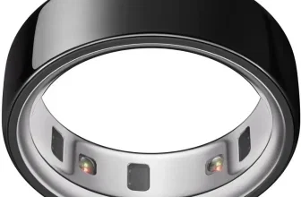 Ein schwarzer Oura Ring 4 Smart Ring auf weißem Hintergrund, silberne Innenseite mit Sensoren