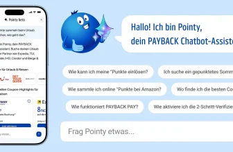 Ein Smartphone zeigt die PAYBACK App mit Pointy, einem blauen Cartoon-Chatbot, daneben eine Auswahl an vorgefertigten Fragen an Pointy.