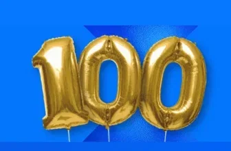 Ein goldenes 100-Ballon auf blauem Hintergrund