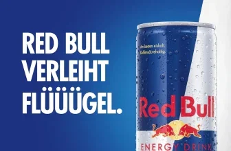 Red Bull Energy Drink Dose mit Kondenswasser und Slogan 'Red Bull verleiht Flügel' auf blauem Hintergrund.