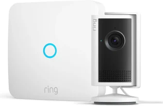 Ein weißes Gerät mit blauem Ring-Logo und eine schwarze Innenkamera mit silbernem Rahmen