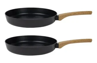 zwei schwarze Pfannen mit Holzgriffen