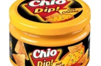 Ein Glas Chio Dip! Hot Cheese mit einem schwarzen und gelben Etikett, auf dem ein Bild von Käse und Tortilla-Chips abgebildet ist.