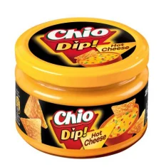 Ein Glas Chio Dip! Hot Cheese mit einem schwarzen und gelben Etikett, auf dem ein Bild von Käse und Tortilla-Chips abgebildet ist.