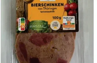 Verpackung von REWE Regional Bierschinken mit einem Etikett, das einen Hinweis auf einen Rückruf wegen eines falschen Etiketts enthält.