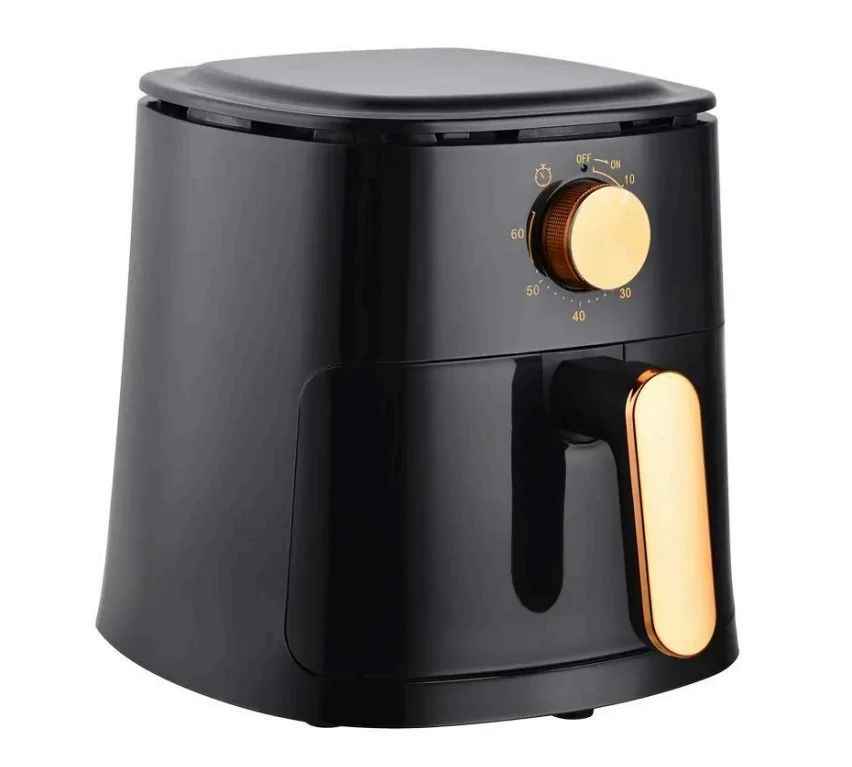 Ein schwarzer Air Fryer mit goldenen Bedienelementen auf weißem Hintergrund.
