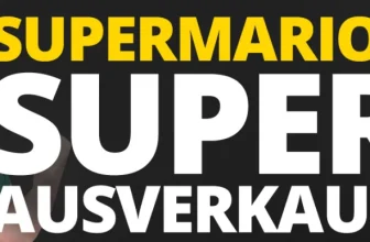 Ein älterer Mann in grüner Sportkleidung mit einem deutschen Emblem lacht und hält die Faust hoch, neben ihm Werbung für Sportspar SUPER AUSVERKAUF