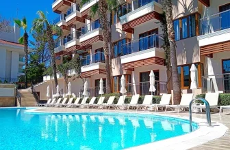 Ein modernes Hotel mit Swimmingpool und Liegestühlen