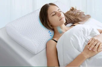 Ein weißes Nackenstützkissen mit einer Frau, die darauf schläft.