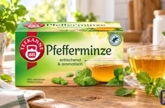 Teekanne Pfefferminz-Tee-Box und dampfende Tasse auf Holztisch mit frischen Minzblättern
