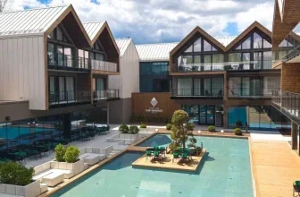 Außenansicht des Resorts mit Pool, Liegen und moderner Architektur