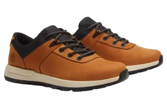 Ein Paar braune Sneaker mit schwarzen Schnürsenkeln und weißer Sohle