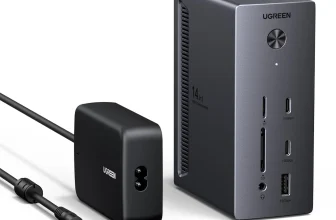 Ein schwarzes UGREEN Revodok Pro Triple Display Dock und ein zugehöriges Netzteil