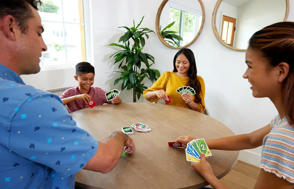 Mattel Games UNO Flex – Das klassische Kartenspiel mit Flex-Karten