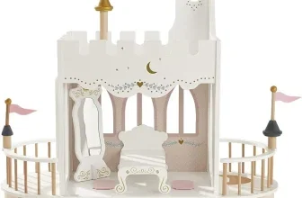 Ein weißes, mehrstöckiges Puppenhaus im Stil eines Schlosses mit goldenen Detaile und rosa Fahnen auf den Türmen.