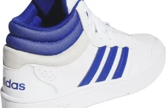 Ein weißer Sneaker mit blauen Streifen und blauem Innenfutter, hinten ist "adidas" zu lesen.