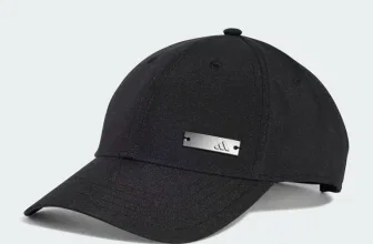 Schwarze Baseballkappe mit silbernem Logo
