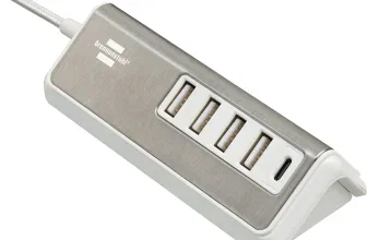Ein silbernes USB-Ladegerät mit fünf USB-Anschlüssen und einem weißen Kabel.