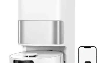 Weißer Saugroboter mit Wischfunktion und Dockingstation neben einem Smartphone