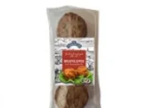Ein verpacktes Produkt mit zwei braunen Klopsen und einem roten Etikett