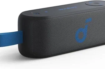 Ein schwarzer Bluetooth-Lautsprecher mit blauen Akzenten und einem blauen Trageband