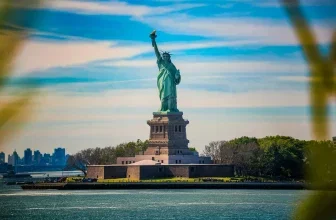 Die Freiheitsstatue auf Liberty Island mit Blick auf die New Yorker Skyline
