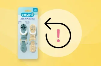 Verpackung von babylove Esslernlöffeln neben einem Warnhinweis