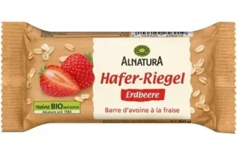 Ein braunes, rechteckiges Snackriegel-Päckchen mit einer Abbildung von Erdbeeren und Haferkernen, sowie dem Logo von Alnatura und dem Namen Hafer-Riegel Erdbeere.