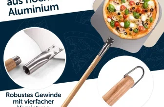 Ein Pizzaschieber mit Holzgriff und Metallspatel, daneben eine Pizza auf einem Pizzastein.