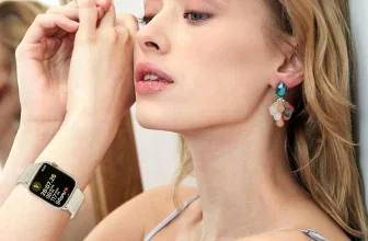 Eine Frau mit langen blonden Haaren und einem Apple Watch Armband am Handgelenk